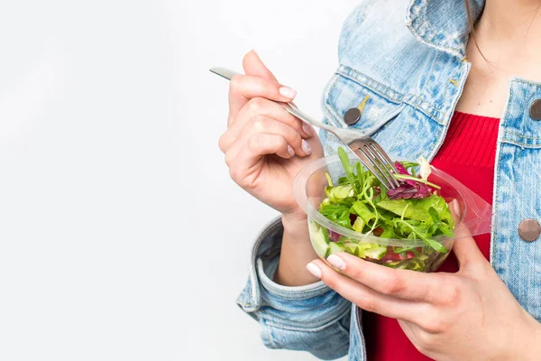 Portrait of attractive caucasian smiling woman eating salad — Stock Photo, Image