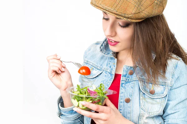Portrait of attractive caucasian smiling woman eating salad — Stock Photo, Image