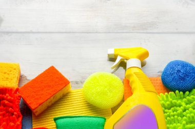 Temizleme günü kavramı ile ahşap arka plan üzerinde malzemeleri