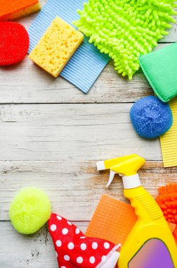 Temizleme günü kavramı ile ahşap arka plan üzerinde malzemeleri