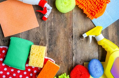 Temizleme günü kavramı ile ahşap arka plan üzerinde malzemeleri