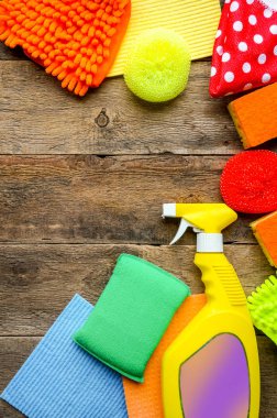 Temizleme günü kavramı ile ahşap arka plan üzerinde malzemeleri