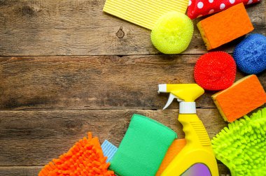 Temizleme günü kavramı ile ahşap arka plan üzerinde malzemeleri