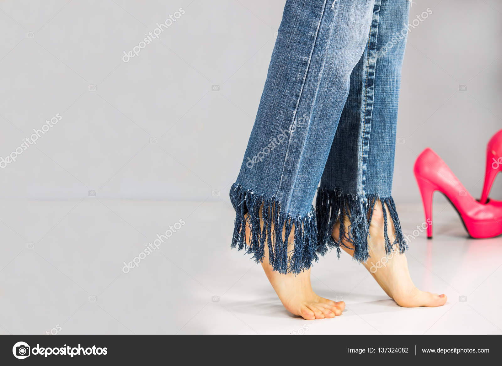 Fransen Sexy Jeans Hintergrund Barfuß Beine Auf In Mit Grauem sdQthr