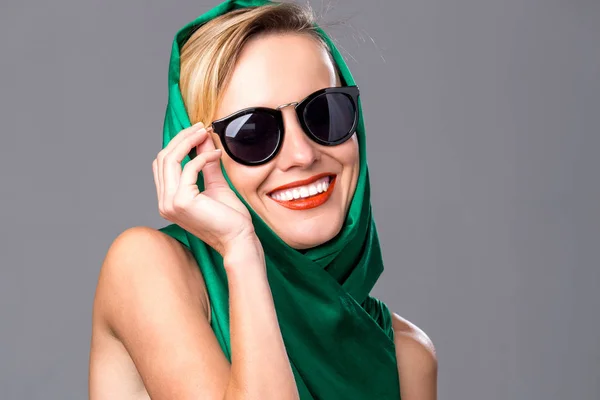 Portret van een mooie sexy blonde in groene jurk — Stockfoto