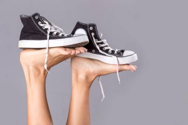 Spor ayakkabıları ile kadın bacakları