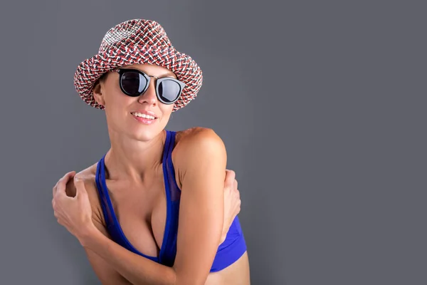 Hermosa mujer en sombrero y gafas de sol — Foto de Stock