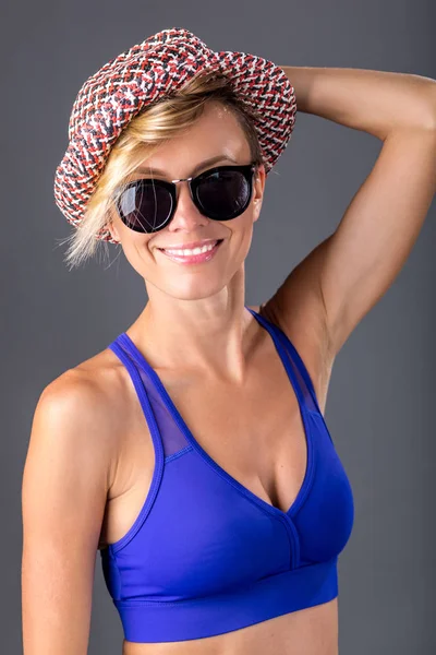 帽子とサングラスで美しい女性 — ストック写真