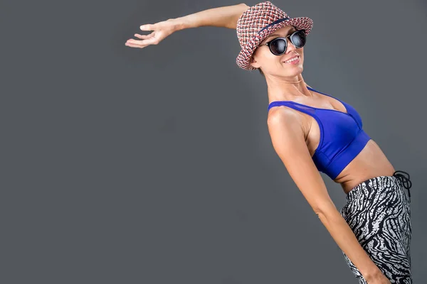 Hermosa mujer en sombrero y gafas de sol — Foto de Stock
