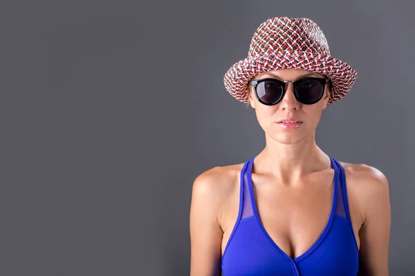 Piękna kobieta w kapelusz i okulary przeciwsłoneczne — Zdjęcie stockowe