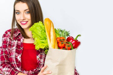 Taze organik yiyecek, sebze ile güzel kadın 