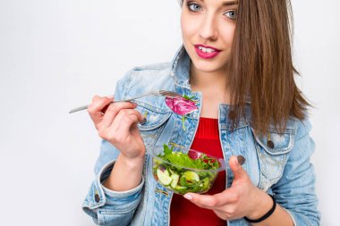 Plastik kap dan sağlıklı salata yemek kadın