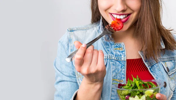 Woman eating healthy salad from plastic container — Stock Photo, Image