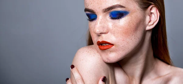 Porträtt av sexiga röda hår kvinna med ljusa makeup — Stockfoto