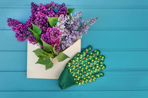 Fondo de primavera con lila en un sobre — Foto de Stock