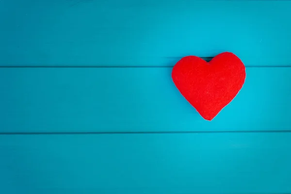 Amore cuore su sfondo di legno blu — Foto Stock