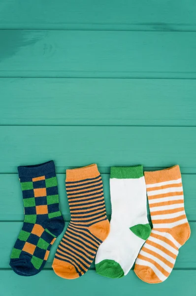 Auswahl verschiedener Socken auf blauem Holzhintergrund — Stockfoto