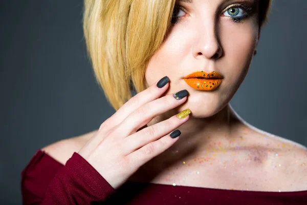 Mulher loira com maquiagem e unhas arte closeup — Fotografia de Stock
