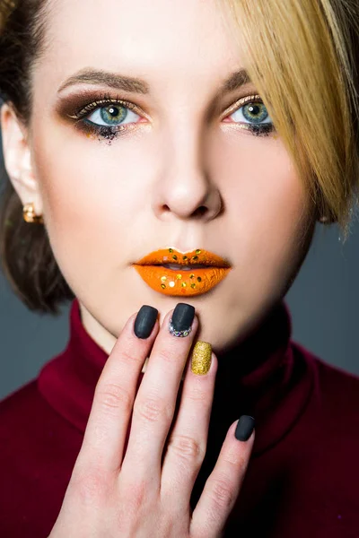 Mujer rubia con maquillaje y uñas arte primer plano — Foto de Stock