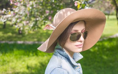  Geçiş yumuşatma ile şapka giyen bir park portre genç kadın