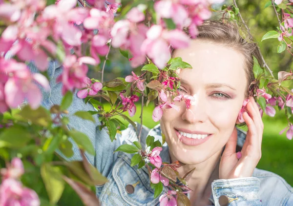  Pembe ağaçlar çiçek ile bir parkta genç kadın