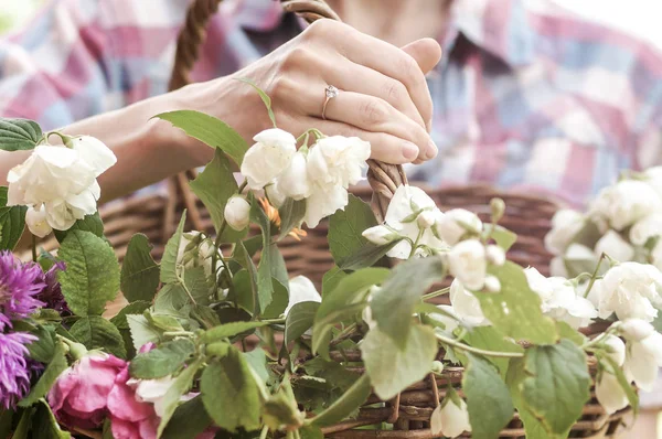 春婚約女性手リングと春の花 — ストック写真