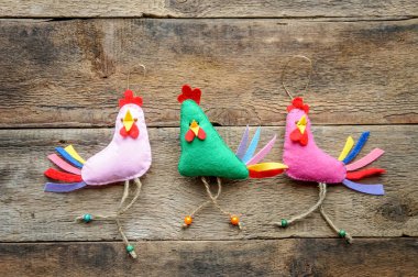 Mutlu el yapımı oyuncak musluklar ahşap arka plan üzerinde