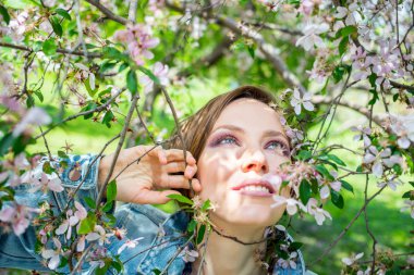  Pembe ağaçlar çiçek ile bir parkta genç kadın