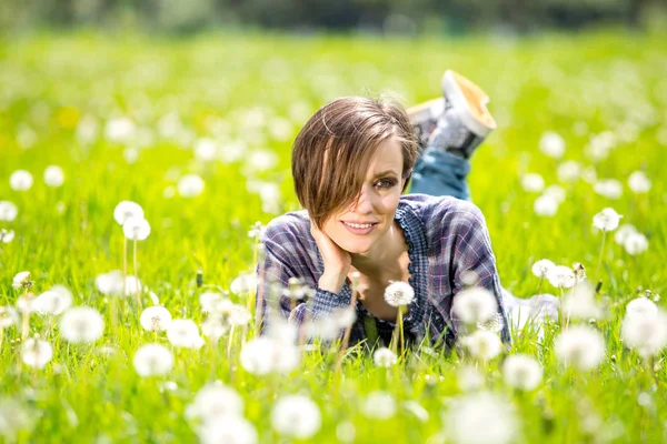 Vrolijke lente vrouw op groene natuur — Stockfoto