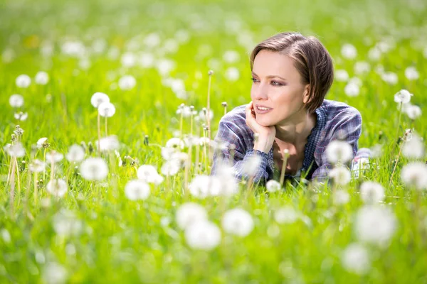 Vrolijke lente vrouw op groene natuur — Stockfoto