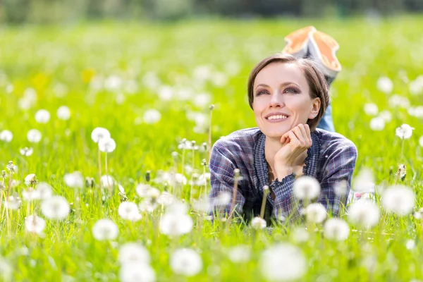 Mulher de primavera feliz na natureza verde — Fotografia de Stock