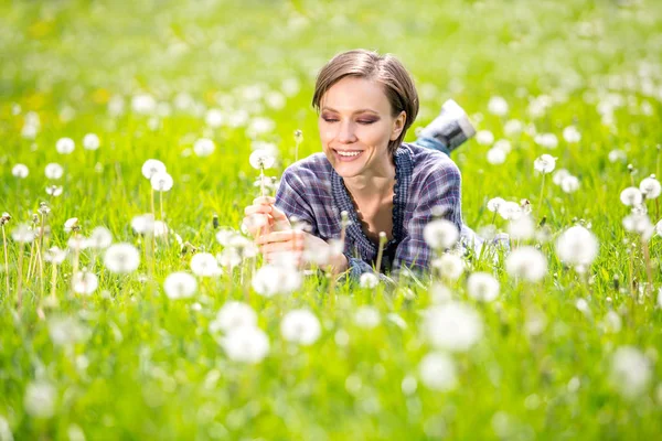 Glad våren kvinna på grön natur — Stockfoto