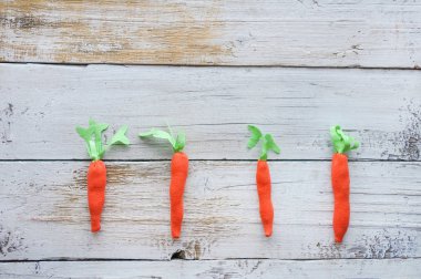 Yiyen havuç ahşap arka plan