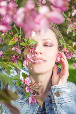  Pembe ağaçlar çiçek ile bir parkta genç kadın