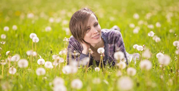 Glad våren kvinna på grön natur — Stockfoto