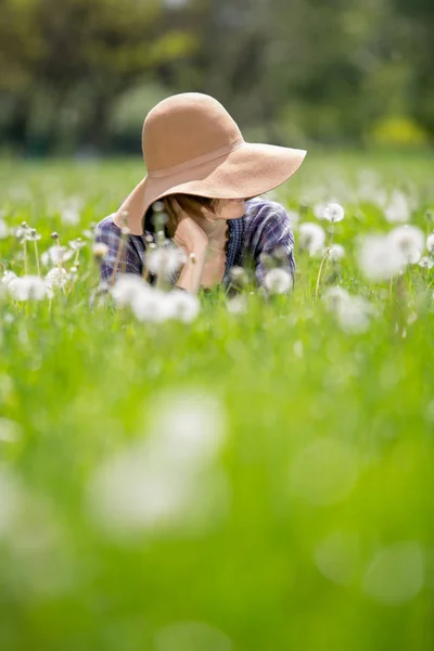 绿色自然的快乐的春天女人 — 图库照片