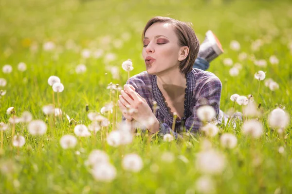 Glad våren kvinna på grön natur — Stockfoto