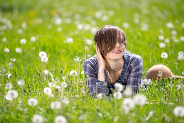 Glad våren kvinna på grön natur — Stockfoto