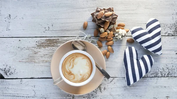 Xícara de café com coração e doces ao redor — Fotografia de Stock