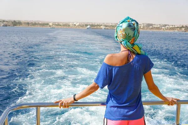 Ung kvinne som yachter i havet – stockfoto