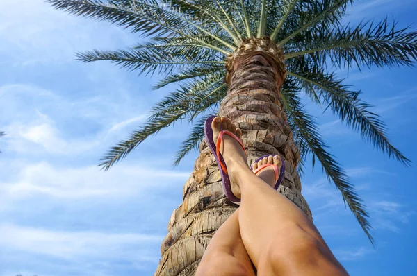 Gambe di ragazza felice alla spiaggia tropicale — Foto Stock