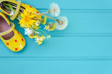 Bahar çiçekleri canlı ahşap mavi zemin üzerine