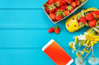 Bahar ya da yaz geçmiş çilek ile