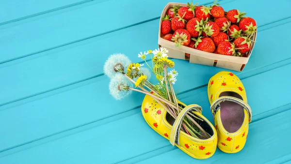 Frühling oder Sommer Hintergrund mit Erdbeeren — Stockfoto