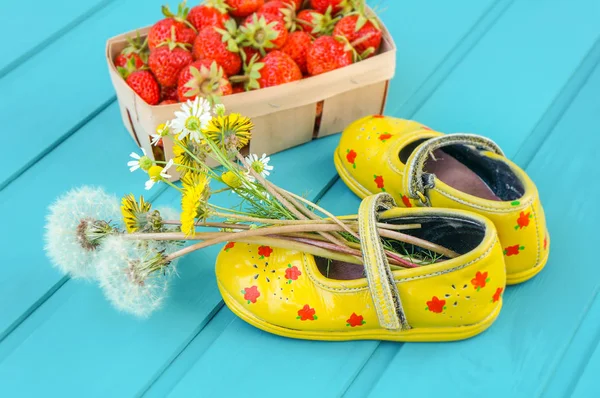 Frühling oder Sommer Hintergrund mit Erdbeeren — Stockfoto