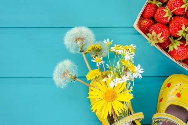 活気のある木製の青い背景の春の花 — ストック写真