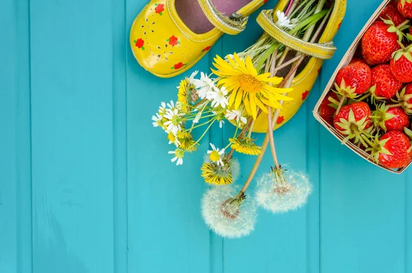 Frühling oder Sommer Hintergrund mit Erdbeeren — Stockfoto