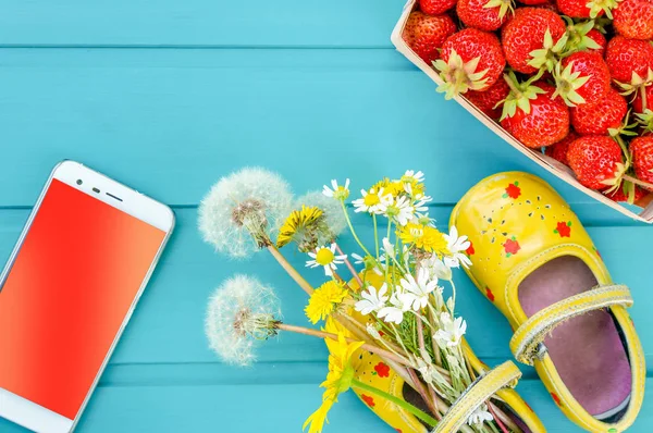 Spring or summer background with strawberries — Stock Photo, Image