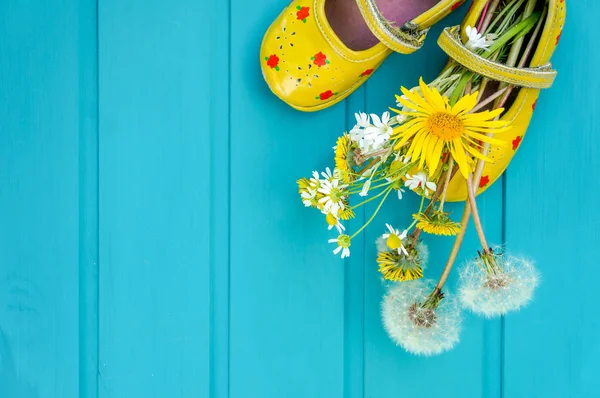 Spring flowers on vibrant wooden blue background — Stock Photo, Image