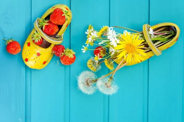 Fundo de primavera ou verão com morangos — Fotografia de Stock